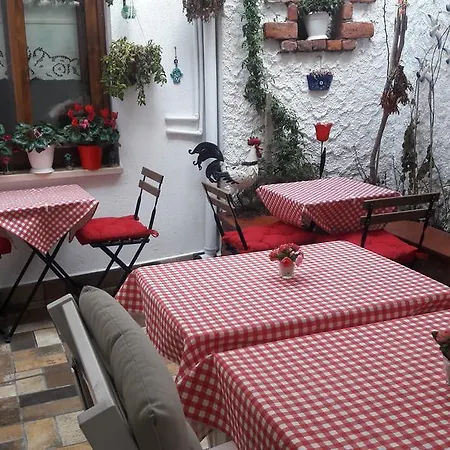 Gazde/Camere de închiriat Teos Butik